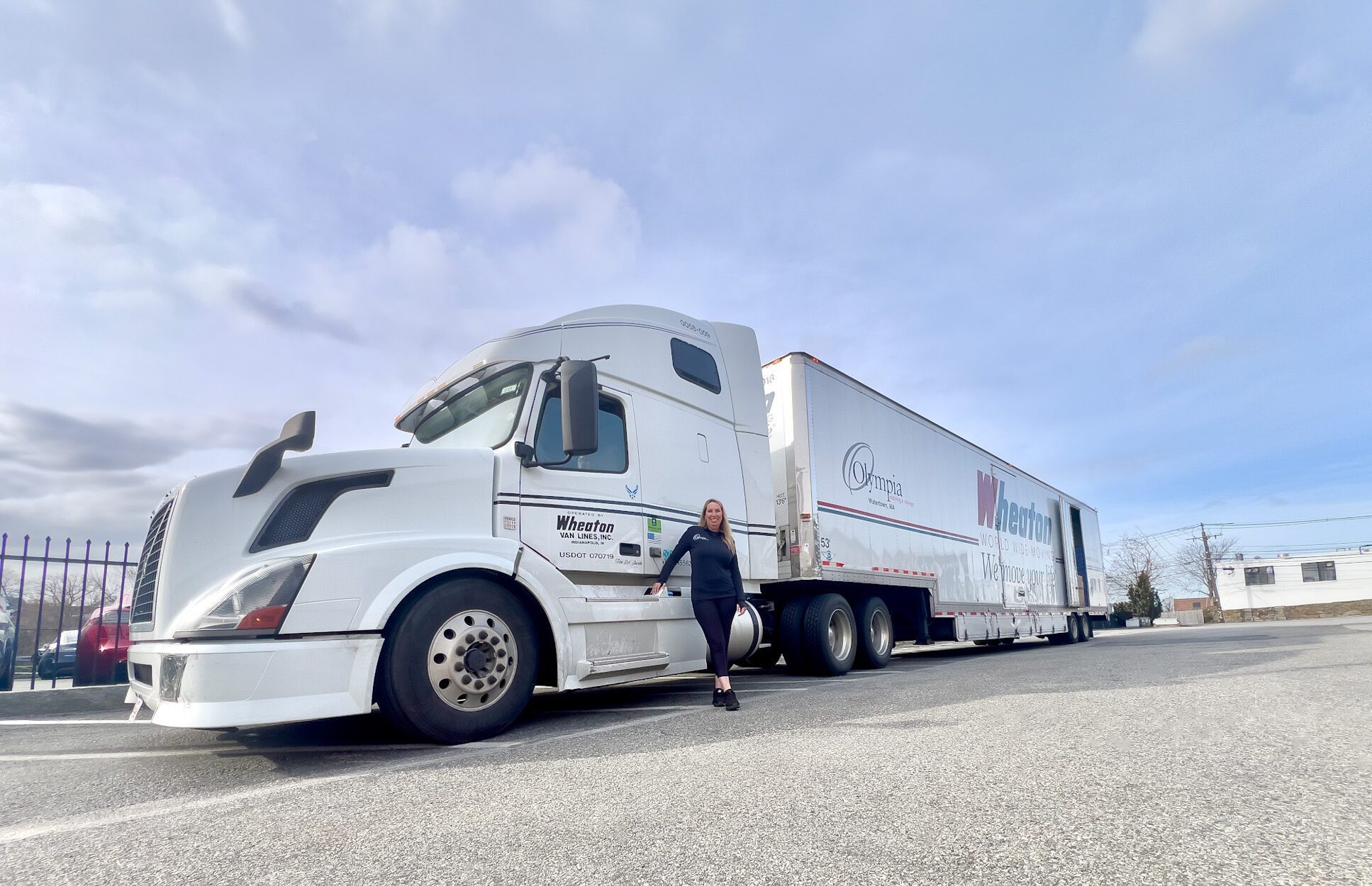 Olympia move consultant assisting a long-distance moving client